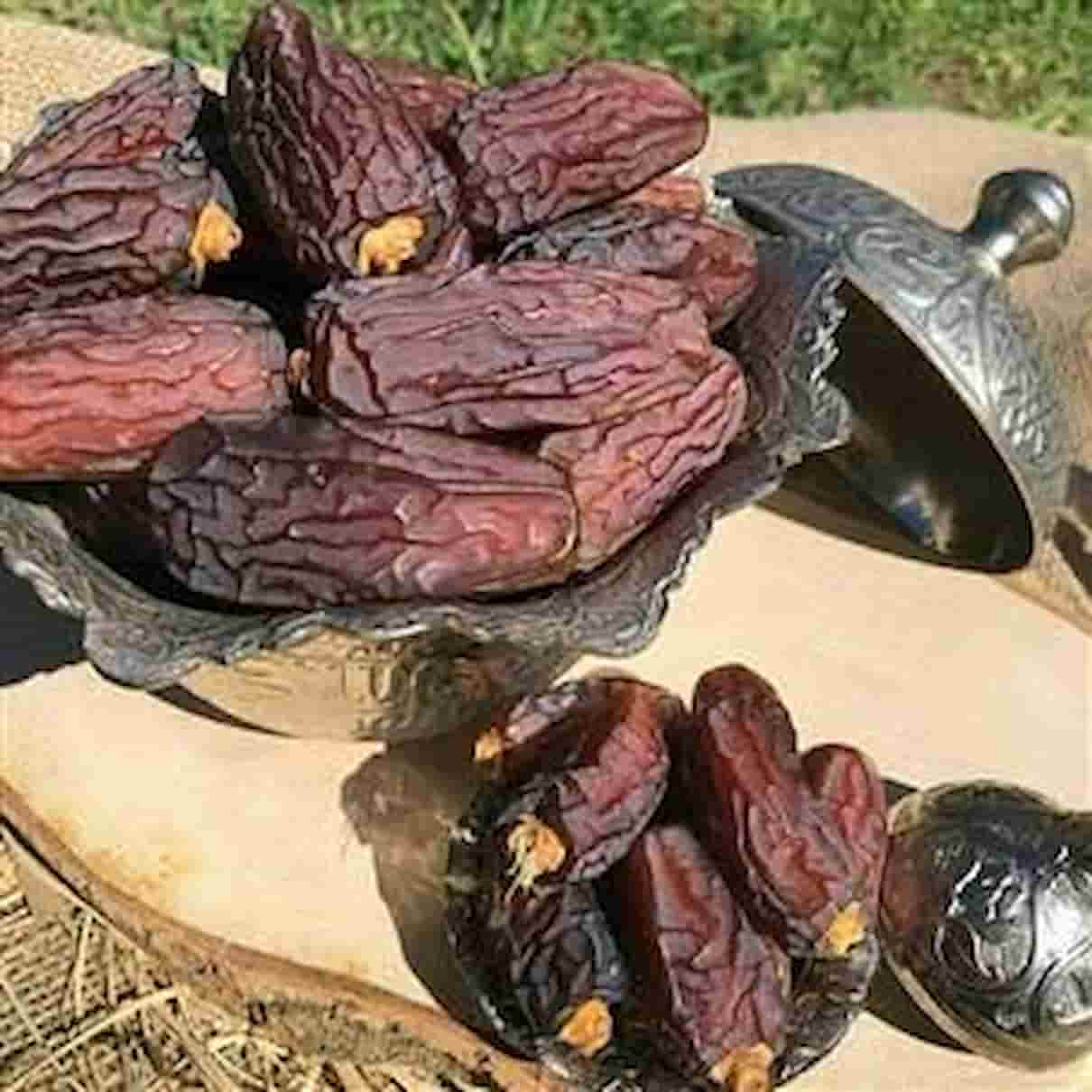 خرما پیارم درشت با طعم اصیل و بافت نرم و دلپذیر